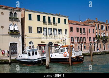 Polizeiboote, Santa Marta District, Canale di Fusina, Venedig, Italien Stockfoto