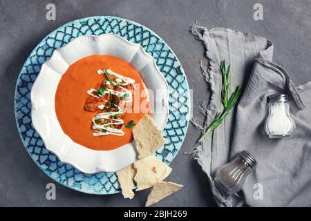 Teller mit köstlichen Murgh Makhani auf dem Tisch Stockfoto