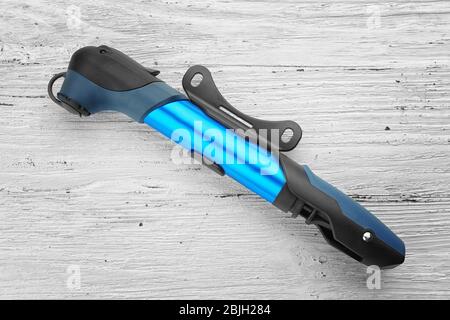 Fahrradpumpe auf Holzhintergrund Stockfoto
