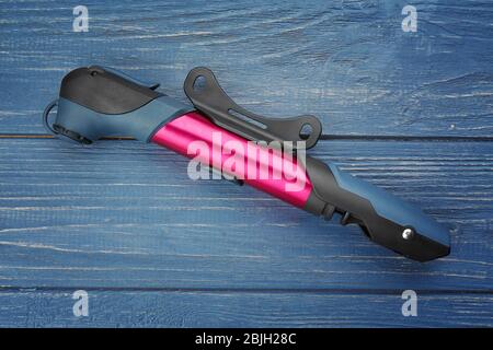 Fahrradpumpe auf Holzhintergrund Stockfoto
