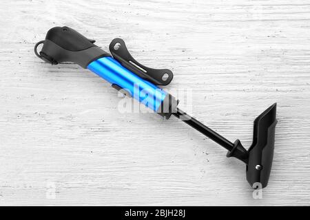 Fahrradpumpe auf Holzhintergrund Stockfoto
