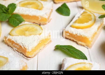 Köstliche Zitronenkuchen Bars auf Holzhintergrund Stockfoto