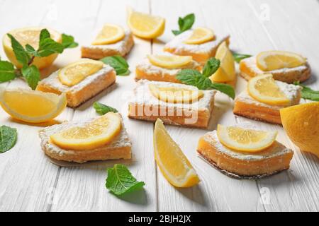 Köstliche Zitronenkuchen Bars auf Holzhintergrund Stockfoto