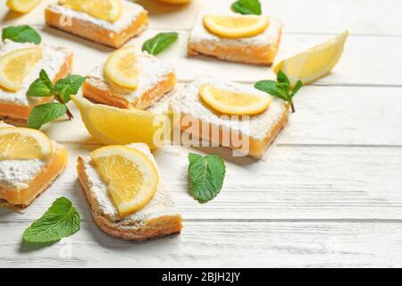 Köstliche Zitronenkuchen Bars auf Holzhintergrund Stockfoto