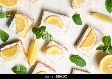 Köstliche Zitronenkuchen Bars auf Holzhintergrund Stockfoto