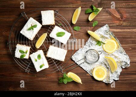 Köstliche Zitronenkuchen Bars auf Kühlgitter Stockfoto