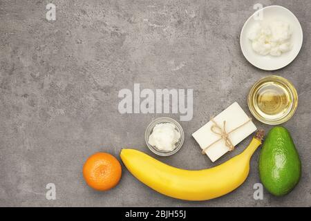 Zusammensetzung mit Sheabutter und Zutaten für hausgemachte Sahne auf dem Tisch Stockfoto