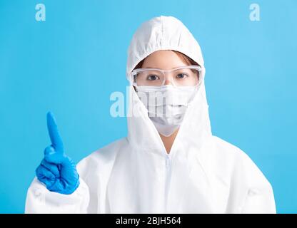 Krankenschwester mit medizinischer Maske mit Schutzbrille und weißem Schutzanzug. Stockfoto