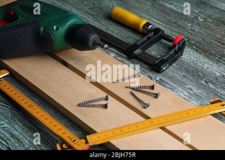 Set von Werkzeugen und Holzbrettern auf dem Tisch in der Tischlerei, Nahaufnahme Stockfoto