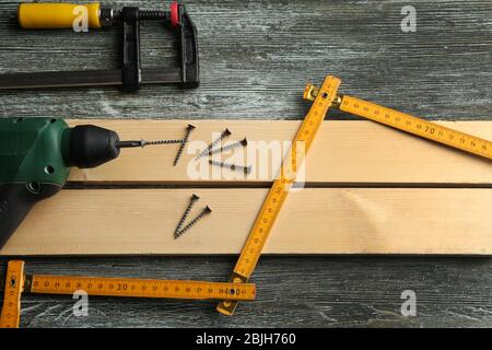 Set von Werkzeugen und Holzbrettern auf dem Tisch in der Tischlerei Stockfoto