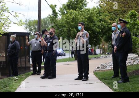 Annandale, VA, USA. April 2020. Ersthelfer ehren Beschäftigte im Gesundheitswesen während der Coronavirus-Pandemie im Inova Fairfax Hospital in Annandale, Virginia am 29. April 2020. Kredit: Mpi34/Media Punch/Alamy Live News Stockfoto