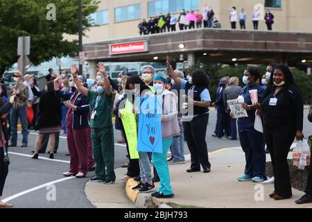 Annandale, VA, USA. April 2020. Ersthelfer ehren Beschäftigte im Gesundheitswesen während der Coronavirus-Pandemie im Inova Fairfax Hospital in Annandale, Virginia am 29. April 2020. Kredit: Mpi34/Media Punch/Alamy Live News Stockfoto