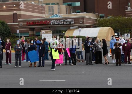 Annandale, VA, USA. April 2020. Ersthelfer ehren Beschäftigte im Gesundheitswesen während der Coronavirus-Pandemie im Inova Fairfax Hospital in Annandale, Virginia am 29. April 2020. Kredit: Mpi34/Media Punch/Alamy Live News Stockfoto