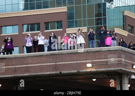 Annandale, VA, USA. April 2020. Ersthelfer ehren Beschäftigte im Gesundheitswesen während der Coronavirus-Pandemie im Inova Fairfax Hospital in Annandale, Virginia am 29. April 2020. Kredit: Mpi34/Media Punch/Alamy Live News Stockfoto