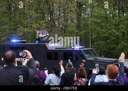 Annandale, VA, USA. April 2020. Ersthelfer ehren Beschäftigte im Gesundheitswesen während der Coronavirus-Pandemie im Inova Fairfax Hospital in Annandale, Virginia am 29. April 2020. Kredit: Mpi34/Media Punch/Alamy Live News Stockfoto