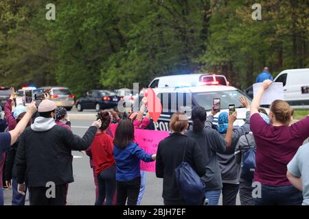 Annandale, VA, USA. April 2020. Ersthelfer ehren Beschäftigte im Gesundheitswesen während der Coronavirus-Pandemie im Inova Fairfax Hospital in Annandale, Virginia am 29. April 2020. Kredit: Mpi34/Media Punch/Alamy Live News Stockfoto