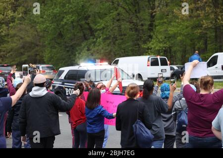 Annandale, VA, USA. April 2020. Ersthelfer ehren Beschäftigte im Gesundheitswesen während der Coronavirus-Pandemie im Inova Fairfax Hospital in Annandale, Virginia am 29. April 2020. Kredit: Mpi34/Media Punch/Alamy Live News Stockfoto