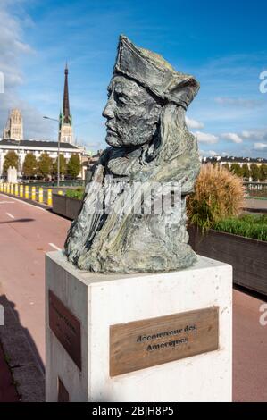 Rouen, Frankreich - 26. Oktober 2014: Büste von Christoph Kolumbus (1451-1506) auf der Pont Boieldieu, nahe der seine. Sculpteur jean-marc de pas. Die si Stockfoto