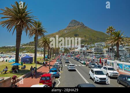 Verkehr und Strand, Camps Bay, Kapstadt, Südafrika Stockfoto