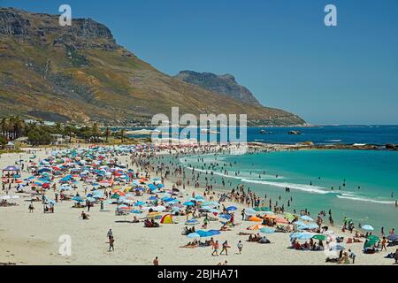 Strand, Camps Bay, Kapstadt, Südafrika Stockfoto