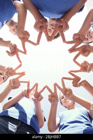 Team von Freiwilligen, die ihre Hände zusammen als Symbol der Einheit, Ansicht von unten Stockfoto