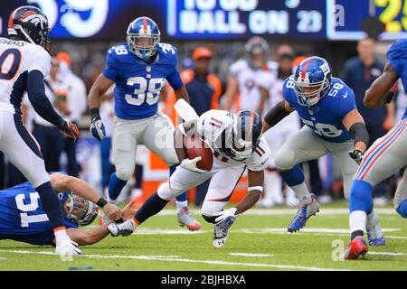15. September 2013: Der Denver Broncos-Empfänger Trindon Holliday (11) wird von den New York Giants Long Snapper Zak DeOssie (51) und New York Giants in Angriff genommen Stockfoto
