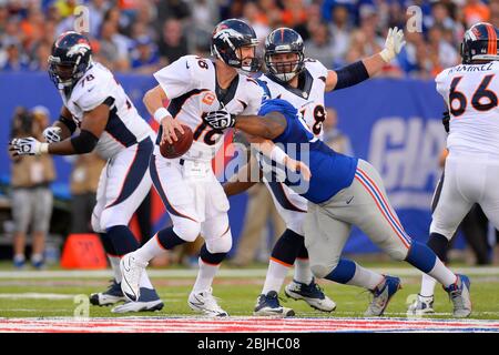 15. September 2013: Denver Broncos Quarterback Peyton Manning (18) wird während 99 der Tanne von den New York Giants unter Druck gesetzt Stockfoto