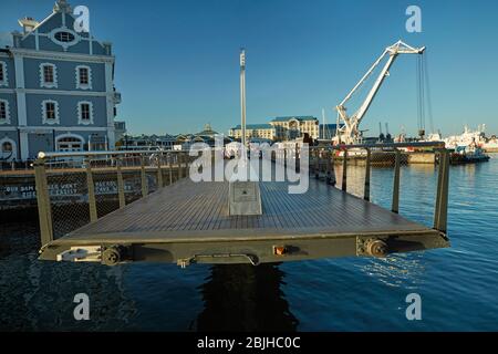 Old Port Captain's Building (1904), und Fußgängerschwinge Brücke, Victoria und Alfred Waterfront, Kapstadt, Südafrika Stockfoto