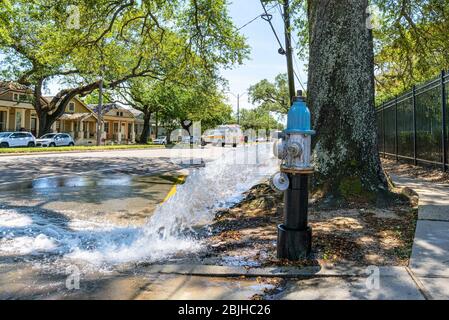 Offener Hydrant mit Wasserauslauf in Faubourg St. John Nachbarschaft in der Nähe des Messegeländes Stockfoto