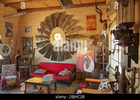 Schilder und Relikte, Tankwa Padstal Bar, Tankwa Karoo, in der Nähe von Ceres, Western Cape, Südafrika Stockfoto