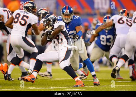 15. September 2013: Denver Broncos läuft zurück Montee Ball (28) trägt den Ball von New York Giants außerhalb Linebacker Spencer Paysinger (52) durin Stockfoto