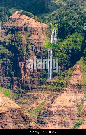 Majestic twin Wailua Wasserfälle auf Kauai, Hawaii Stockfoto