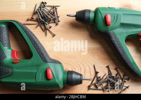 Bohrt und schraubt Nägel auf Holztisch in der Tischlerei Stockfoto