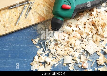 Bohren, Schrauben Nägel, Holzbretter und sägen Staub auf dem Tisch in der Tischlerei Stockfoto