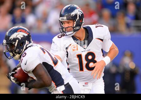 15. September 2013: Denver Broncos Quarterback Peyton Manning (18) übergibt sich an Denver Broncos, der während eines NFL-Spiels der Woche 2 Montee Ball (28) zurückläuft Stockfoto