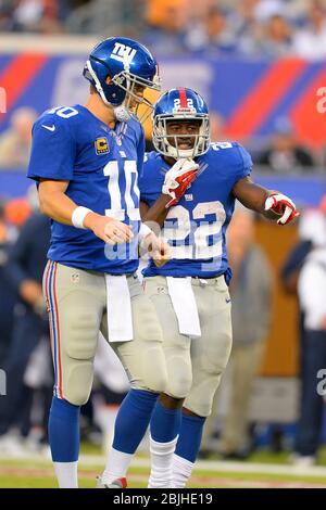 15. September 2013: New York Giants Quarterback Eli Manning (10) spricht mit New York Giants, die David Wilson (22) in der zweiten Hälfte eines Stockfoto