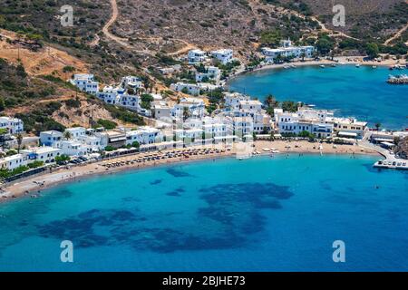 Luftaufnahme über Kapsali Stadt auf Kythera Insel, Griechenland. Schöne mediterrane Farben an einem heißen sonnigen Tag in Griechenland Stockfoto