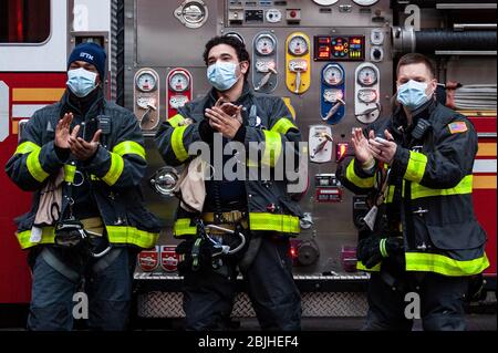 Brooklyn, Vereinigte Staaten Von Amerika . April 2020. FDNY Feuerwehrleute der Engine Company 220/Ladder 122 in Brooklyn danken den Frontarbeitern des New York-Presbyterian/Brooklyn Methodist Hospital für ihren unermüdlichen Einsatz im Kampf gegen die COVID-19-Pandemie am 29. April 2020 in Brooklyn, NY. (Foto Gabriele Holtermann-Gorden/Sipa USA) Quelle: SIPA USA/Alamy Live News Stockfoto