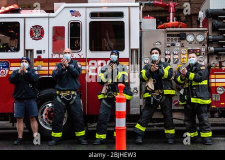 Brooklyn, Vereinigte Staaten Von Amerika . April 2020. FDNY Feuerwehrleute der Engine Company 220/Ladder 122 in Brooklyn danken den Frontarbeitern des New York-Presbyterian/Brooklyn Methodist Hospital für ihren unermüdlichen Einsatz im Kampf gegen die COVID-19-Pandemie am 29. April 2020 in Brooklyn, NY. (Foto Gabriele Holtermann-Gorden/Sipa USA) Quelle: SIPA USA/Alamy Live News Stockfoto