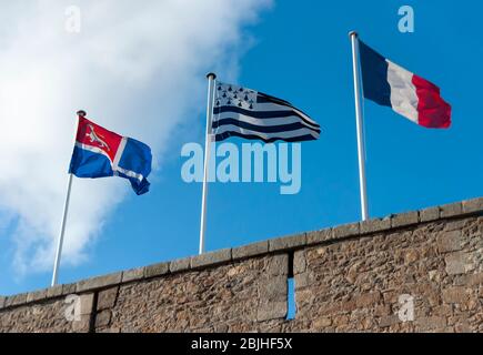 St Malo, Bretagne, Frankreich - 02. November 2014: Flaggen auf der ummauerten Stadt St Malo. Links: Gemeindeflagge von Saint-Malo. Mitte: Bretonische Flagge. Rechts: Th Stockfoto