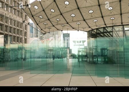 PARIS, FRANKREICH - 01. MAI 2017: Glasscheiben unter der Grande Arche in La Defense, Geschäftsviertel der Stadt Stockfoto