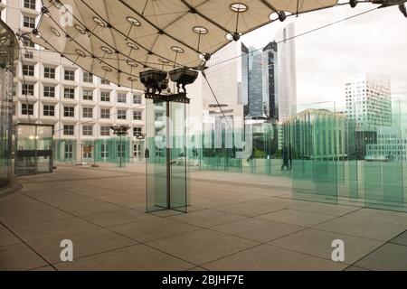 PARIS, FRANKREICH - 01. MAI 2017: Glasscheiben unter der Grande Arche in La Defense, Geschäftsviertel der Stadt Stockfoto