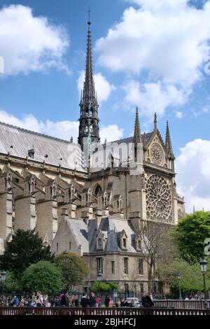 PARIS, FRANKREICH - 29. APRIL 2017: Berühmte Kathedrale Notre Dame de Paris Stockfoto