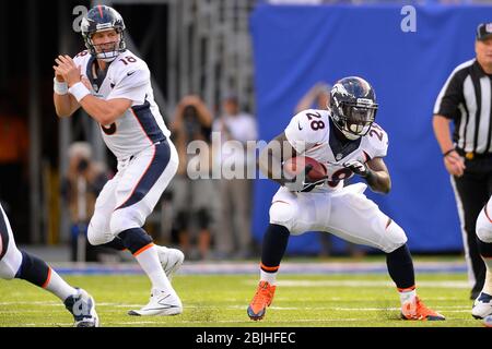 15. September 2013: Denver Broncos Quarterback Peyton Manning (18) übergibt sich an Denver Broncos, der während eines NFL-Spiels der Woche 2 Montee Ball (28) zurückläuft Stockfoto