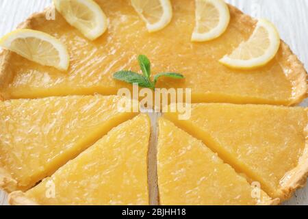 In Scheiben geschnittene Torte mit Zitrone und Minze, Nahaufnahme Stockfoto