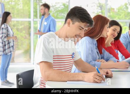 Treffen der jungen Freiwilligen Team im Büro Stockfoto