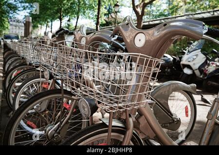 Parkplatz mit Fahrräder zum Mieten auf der Straße Stockfoto