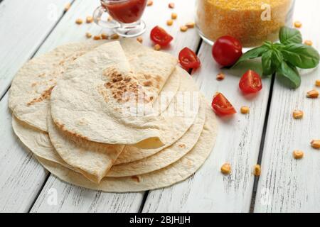 Köstliche Tortillas auf Holztisch Stockfoto