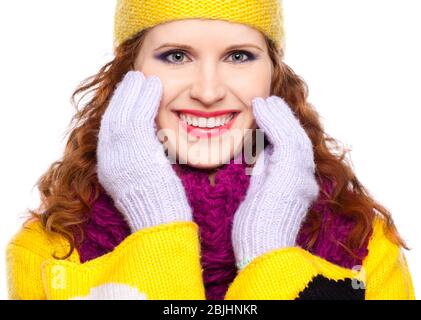 Junge Frau in Winterkleidung auf weißem Hintergrund mit Händen in der Nähe des Gesichts Stockfoto