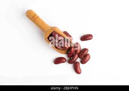 Rote Bohne auf Löffel isolierte Draufsicht auf weißem Hintergrund Stockfoto